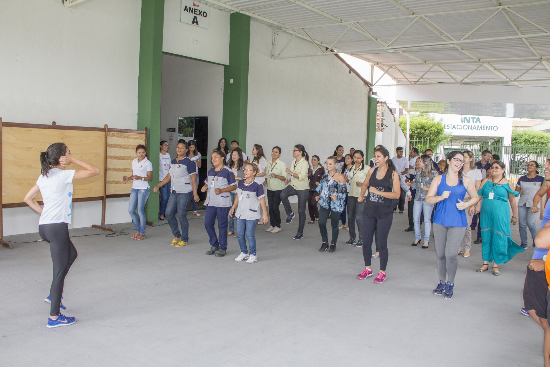 Educação Física e NAPI realizam ginástica laboral com funcionários