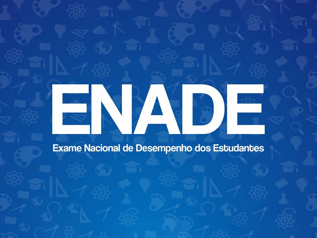 Estudantes de EAD participam de projeto com foto no ENADE