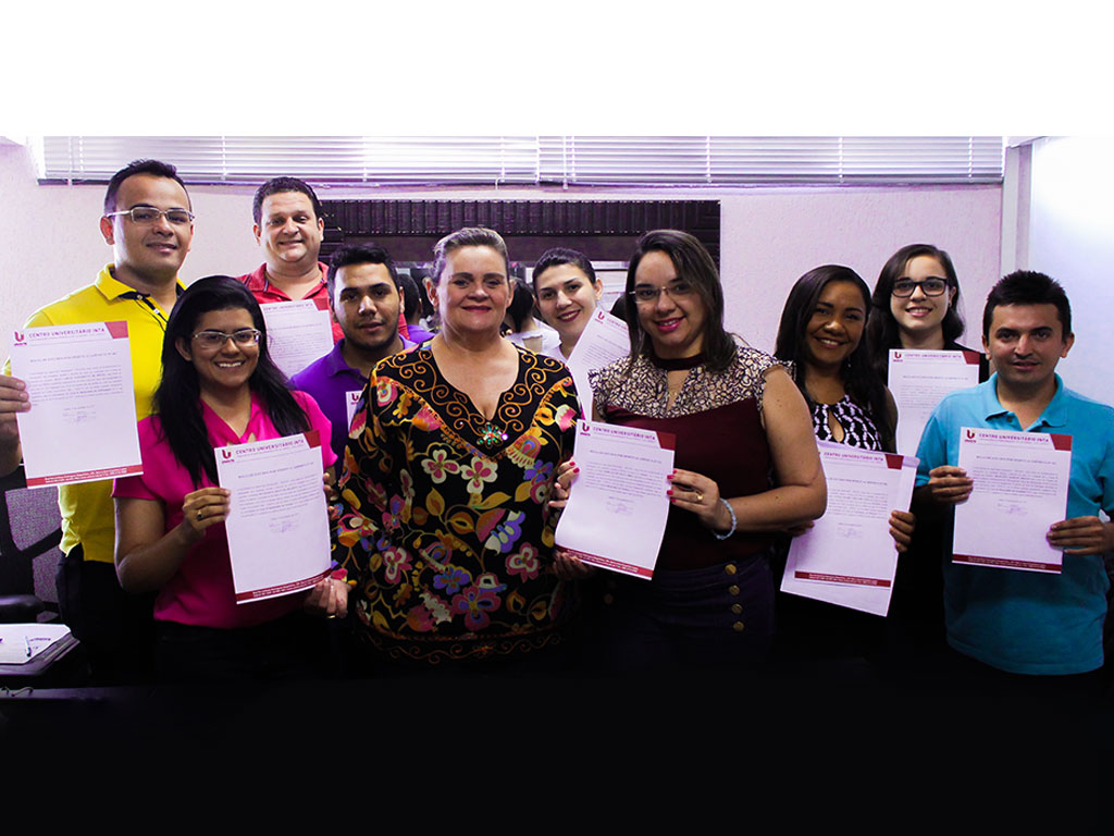 PRODISI entrega bolsa de estudos aos melhores de cada curso