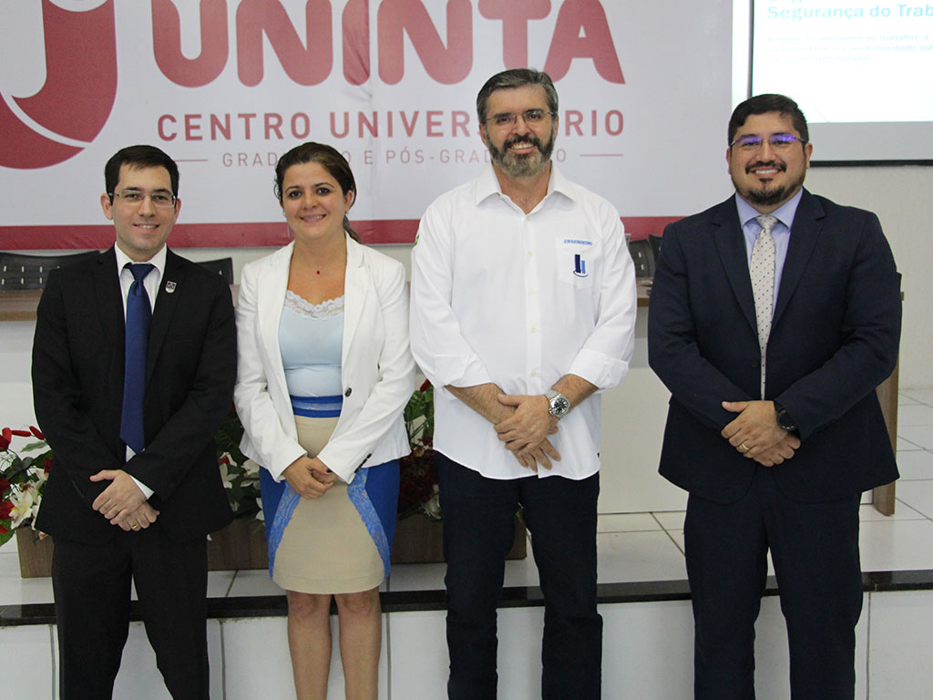 Na última terça-feira (21), o Curso de Direito do Centro Universitário Inta (UNINTA), promoveu um minicurso com o tema "A Insalubridade e a Periculosidade sob a ótica do Perito Judicial". A ocasião teve como palestrante o engenheiro civil Prof. Dr. Vanley Alves Alencar Rolim, que falou aos acadêmicos do 4º e 5º semestre de Direito e também Engenharia Civil. Durante a palestra o Prof. Vanley Alves destacou as áreas onde o trabalho do advogado envolve também conhecimentos da engenharia, são elas: assistência técnica, assessoria ao setor jurídico empresarial, assessoria ao advogado em ações trabalhistas e perícias judiciais trabalhistas nas varas. O evento contou também com a participação de acadêmicos do curso de Engenharia Civil. A coordenadora do curso, Profa. Dra. Fernanda Carneiro, falou sobre a relevância do assunto na formação dos estudantes. "É de suma importância que o acadêmico de Direito tenha essa noção antes de sair da faculdade pelo fato de que temos muitas perícias judiciais no ambiente de trabalho e o que percebemos é que quando o advogado começa a atuar na área e a peticionar, essas petições são muitos rasas e simples pelo fato de ele não ter conhecimento técnico sobre o conteúdo", explica. Ainda de acordo com a coordenação do curso, novos minicursos estão em planejamento para o próximo semestre, como forma de aprofundar o conhecimento dos estudantes e auxiliá-los nas novas disciplinas.