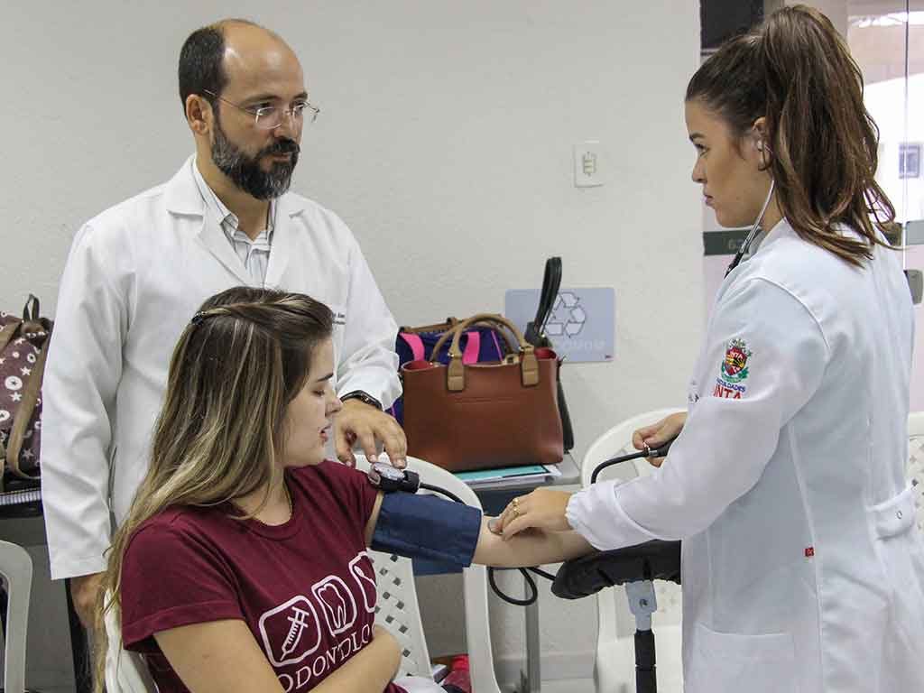 Acadêmicos de Odontologia têm aula prática sobre sinais vitais