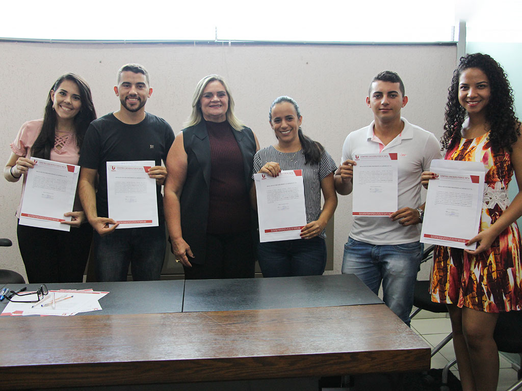 Estudantes recebem bolsa de estudos pela PRODISI