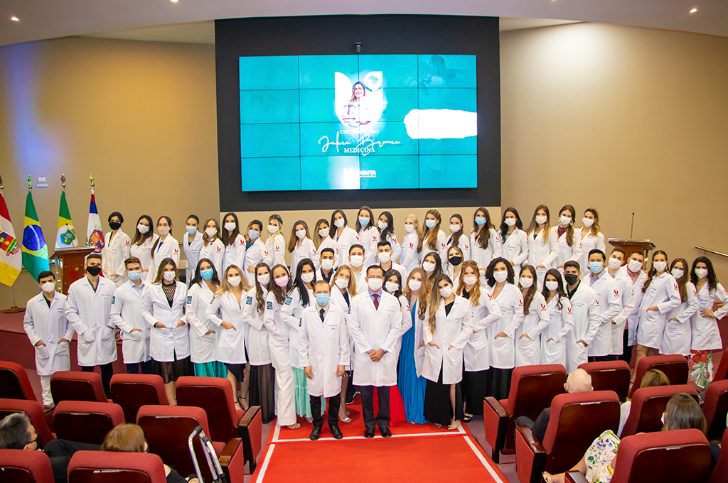 Turmas 21 e 25 do Curso de Medicina do UNINTA participam da tradicional cerimônia do Jaleco Branco