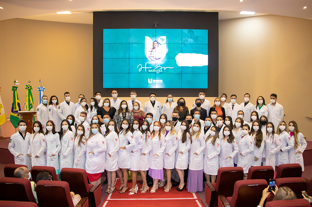 Medicina do UNINTA realiza cerimônia do Jaleco Branco para 35 acadêmicos