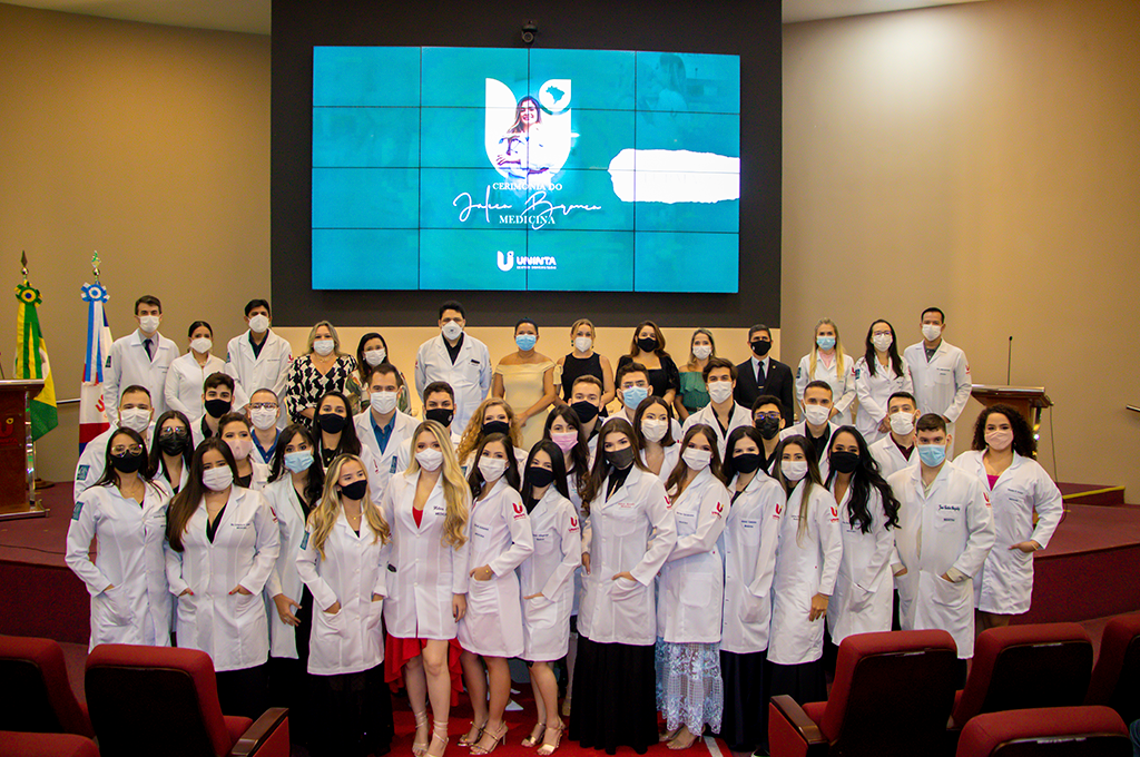 Acadêmicos de Medicina do UNINTA participam de Cerimônia do Jaleco Branco