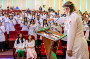 Acadêmicos das turmas 45 e 46 de Medicina participam da tradicional Cerimônia do Jaleco Branco