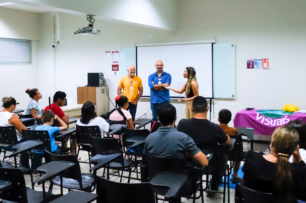 UNINTA fortalece inclusão com aula de orientação e mobilidade para pessoas com deficiência visual